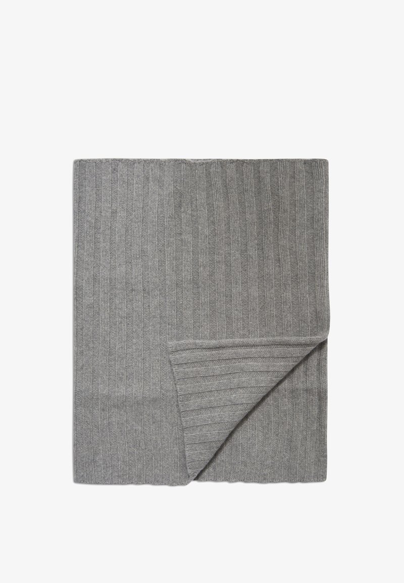 Couverture en tricot grise avec une texture côtelée. Un coin est replié, révélant un motif côtelé légèrement différent. Matériau doux et chaud.