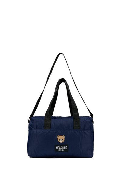Granatowa pikowana torba na ramię z czarnymi materiałowymi uchwytami, z grafiką niedźwiedzia i logo Moschino Baby na przedniej naszywce. Gładka tekstura.