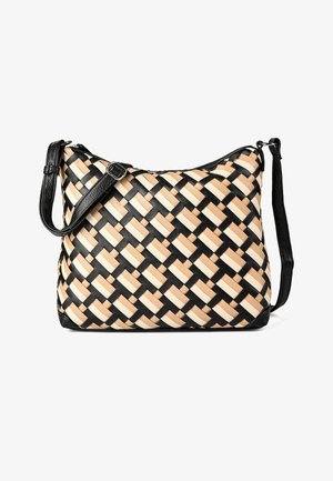 Bolso bandolera de cuero tejido en negro y beige con correa ajustable y cierre superior con cremallera, apoyado sobre un fondo blanco.