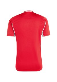 Maglietta sportiva rossa a maniche corte, con dettagli bianchi sulle spalle e design a collo giro. Realizzata in tessuto leggero e testurizzato.