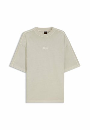 T-shirt beige clair à manches courtes avec col rond, logo "BOSS" centré sur le devant et encolure côtelée.