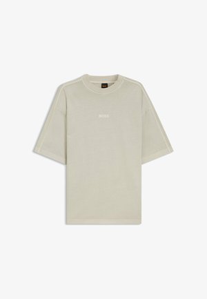 T-shirt beige clair à manches courtes avec col rond, logo "BOSS" centré sur le devant et encolure côtelée.