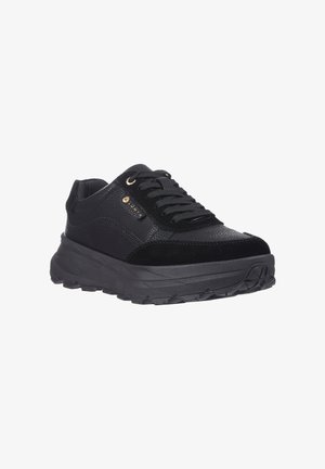 Zwarte sportieve sneaker met gestructureerd synthetisch en suède bovenwerk, vetersluiting, dikke gevoerde zool en goudkleurig merklogo aan de zijkant.
