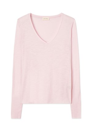 Svijetlo ružičasta dugih rukava T-majica s v-neck izrezom, izrađena od mekanog, teksturiranog materijala; ima opušteni kroj i bez vidljivih uzoraka ili naglasaka.