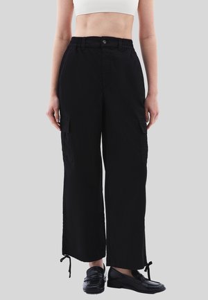Sorte brede cargo bukser med elastisk talje, sidelommer og justerbare nederkanter. Glat stof med en afslappet pasform.