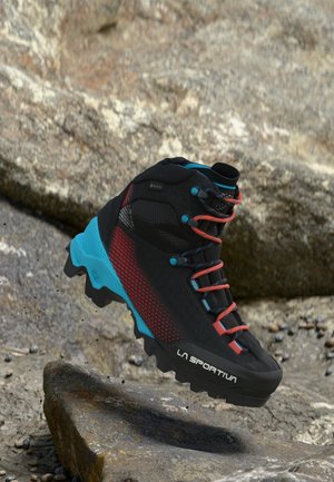 La Sportiva AEQUILIBRIUM ST WOMAN GTX - Pantofi drumeție - black/hibiscus