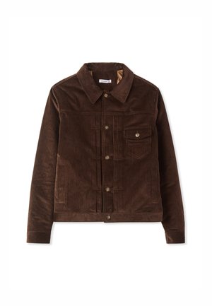 Giacca in corduroy marrone con colletto, chiusura a bottoni e una tasca sul petto. Tessuto texturizzato con coste verticali. Design e vestibilità classici.