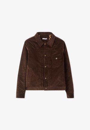 Giacca in corduroy marrone con colletto, chiusura a bottoni e una tasca sul petto. Tessuto texturizzato con coste verticali. Design e vestibilità classici.