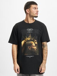 T-shirt en coton noir avec un grand graphique représentant une figure couronnée avec des détails usés. Texte en dessous de l'image en police blanche.
