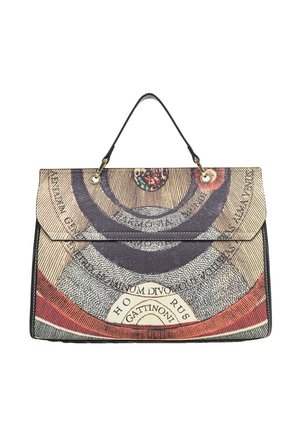 Borsa rettangolare con manico nero, caratterizzata da un design a cerchi concentrici simile a una mappa in beige, nero, rosso e dettagli testuali.