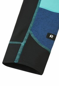 Czarna i turkusowa sportowa rękawica z teksturowanymi niebieskimi akcentami, szwami płaskimi i metką z logo; wykonana z elastycznej, odprowadzającej wilgoć tkaniny.