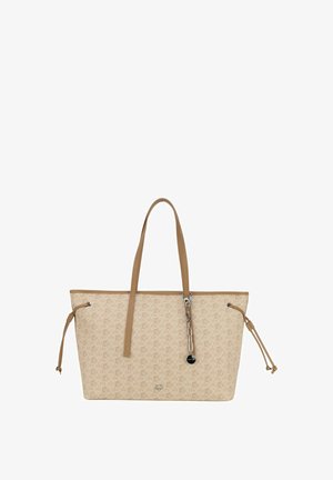 Bolso tote beige con un exterior estampado, correas de cuero y un detalle de cadena. Cuenta con cierres de cordón y una forma rectangular estructurada.