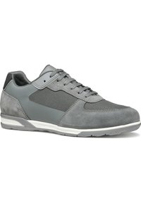 Scarpa sportiva grigia realizzata in suede e mesh, con un design a taglio basso, chiusura con lacci e suola in gomma con accenti bianchi.
