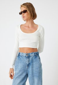 CROP - T-shirt à manches longues - white