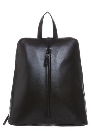 Sac à dos en cuir noir avec une poignée supérieure, une fermeture éclair verticale centrale et un design minimaliste sur fond blanc.