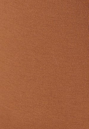 Tela elástica marrón con una fina textura acanalada. Superficie lisa con líneas ligeramente elevadas por todo su alrededor, sin patrones ni elementos metálicos visibles.