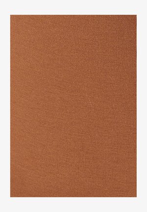 Tela elástica marrón con una fina textura acanalada. Superficie lisa con líneas ligeramente elevadas por todo su alrededor, sin patrones ni elementos metálicos visibles.