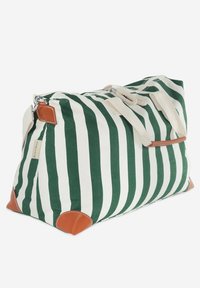 Borsa da viaggio a strisce verdi e bianche in tessuto, con dettagli in pelle marrone chiaro e manici beige; chiusura con zip e angoli arrotondati.