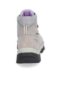 Szare buty trekkingowe z zamszową cholewką, teksturowanym szarym kołnierzem z siateczki, trwałą czarną gumową podeszwą i wzmocnionym piętą. Charakteryzują się minimalistycznymi akcentami wzorniczymi.