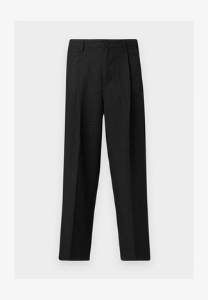 Μαύρο παντελόνι με ίσια γραμμή, μπροστινό κουμπί και θηλιές για ζώνη, σε απλό ανοιχτό φόντο.