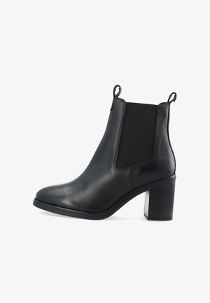 Sorte læder ankelstøvler med elastiske sidepaneler, rund tå og en kraftig hæl. Har trækflapper for nem påtagning. Glat tekstur.