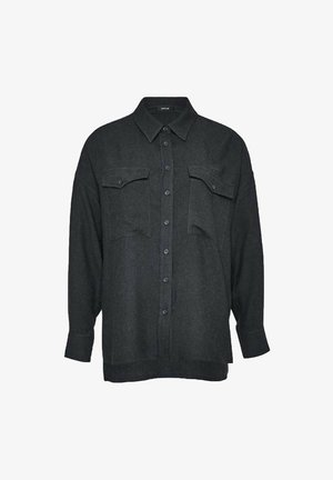 Tmavě šedá košile na knoflíky s dlouhými rukávy, dvěma předními kapsami s klopami a špičatým límcem, zobrazena na bílém pozadí.