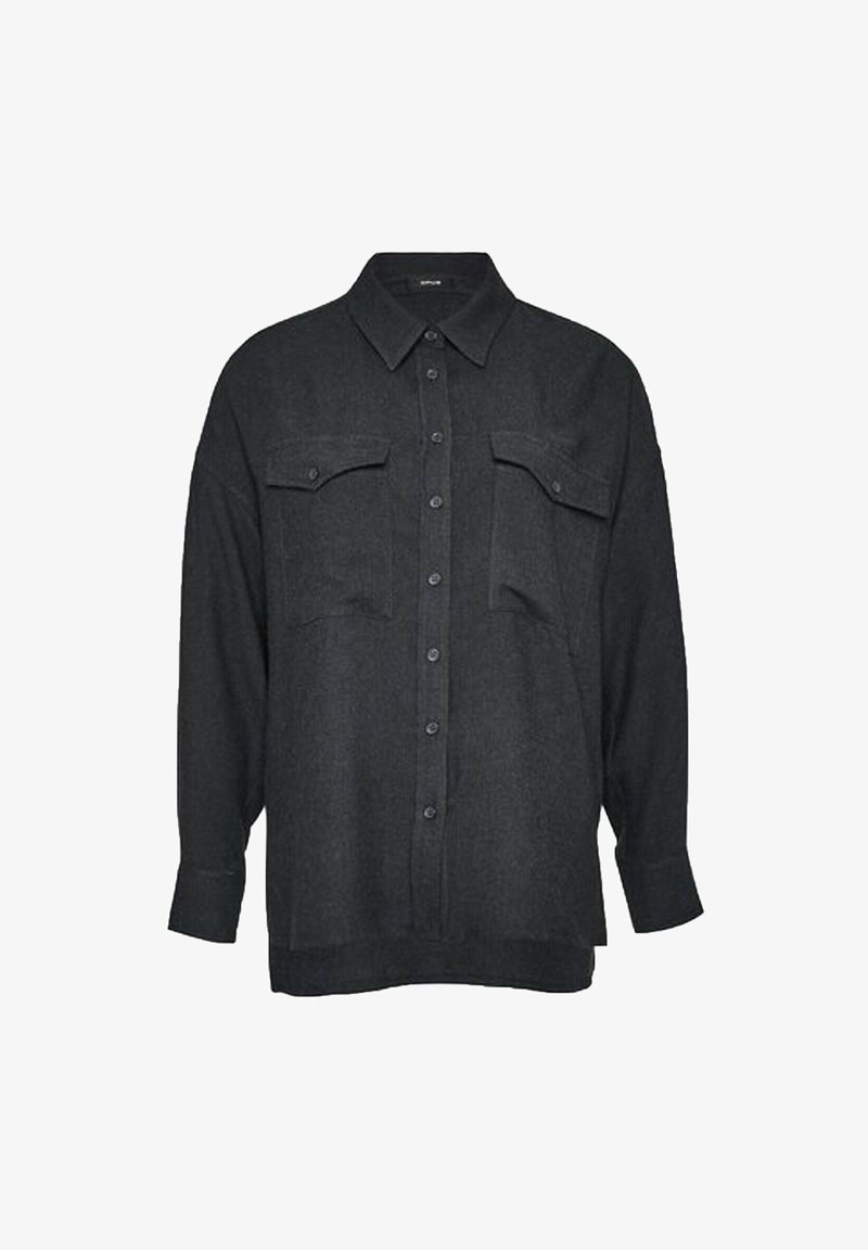 Chemise boutonnée gris foncé à manches longues, avec deux poches à rabat sur le devant et un col pointu, présentée sur un fond blanc.