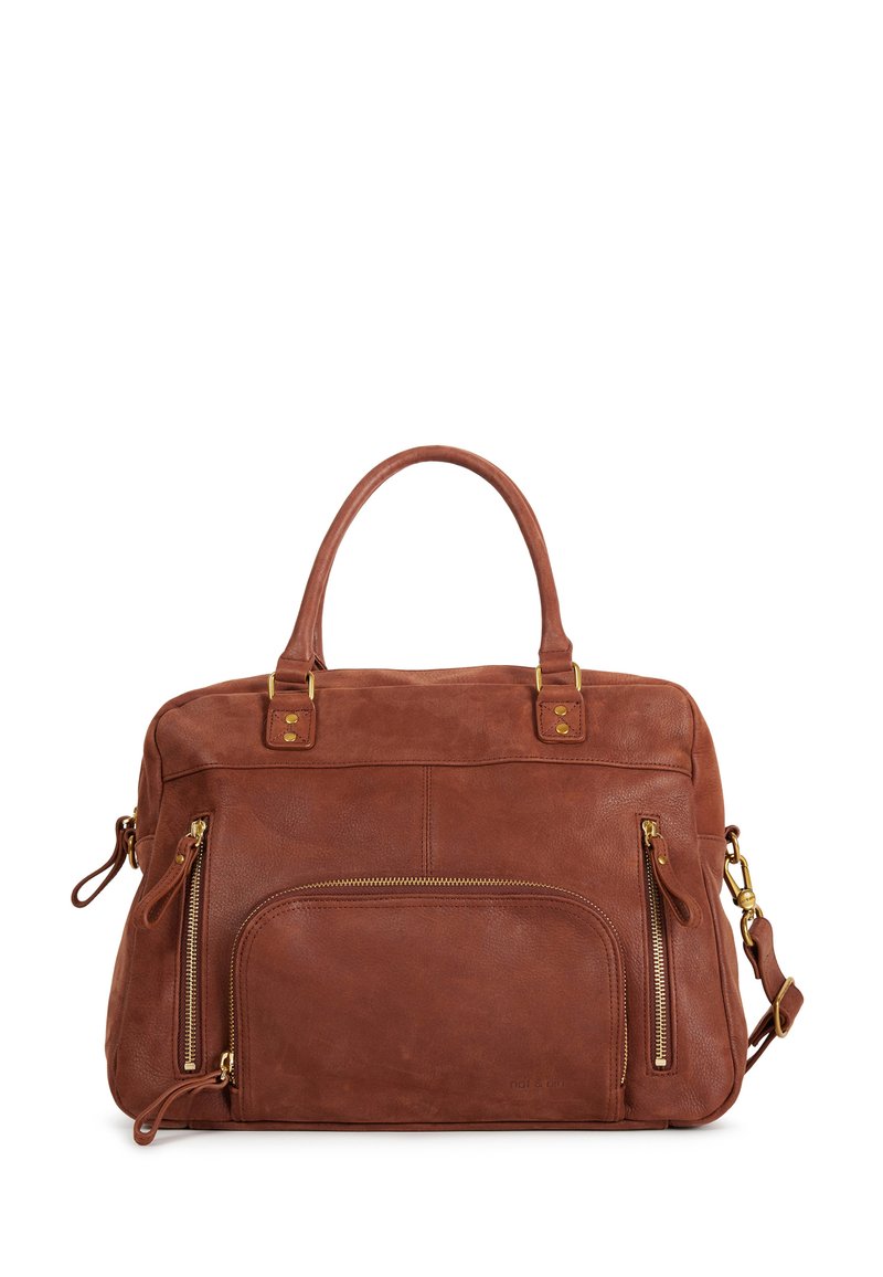 Borsa in pelle marrone con manici doppi, ferramenta dorata, due tasche laterali con zip e una tasca frontale. Texture liscia e forma strutturata.