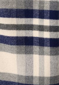 Kostkovaná deka v odstínech námořnické modři, šedi a bílé. Měkká textura s alternativními velkými a malými kostkovanými vzory.