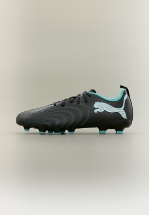 Sort og turkis fodboldstøvle med tekstureret overdel, snørebånd og stort Puma-logo på siden, sat mod en ensfarvet off-white baggrund.