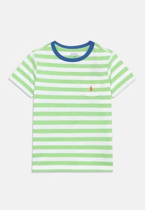 Majica s kratkimi rokavi z zelenimi in belimi vodoravnimi črtami, modrim ovratnikom in sprednjim žepom z oranžnim logotipom Polo Ralph Lauren.