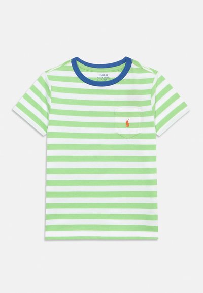 Κοντομάνικη μπλούζα με οριζόντιες πράσινες και λευκές ρίγες, μπλε γιακά και εμπρόσθια τσέπη με πορτοκαλί λογότυπο Polo Ralph Lauren.