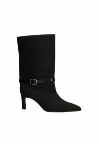 Botte noire mi-mollet à bout pointu, talon haut et fin, avec une fine bride noire décorative ornée d'une boucle dorée autour de la cheville.