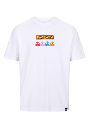 Vit bomull t-shirt med en tryckt "PAC-MAN"-logotyp och fyra färgglada spöken (röd, rosa, blå, orange) på framsidan.