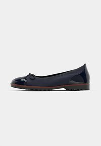 Marineblaue Ballettschuhe mit glänzendem Lackzehenbereich, Schleifenakzent an der Vorderseite und strukturiertem Außensohle für besseren Halt. Niedriger, gepolsterter Absatz für Komfort.