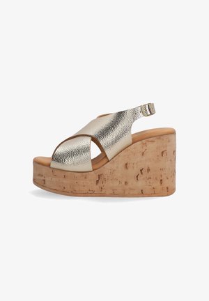 Guldmetallic læder platform wedge sandal med krydsede stropper og en korktekstureret sål. Justerbar spænde lukning ved hælen.
