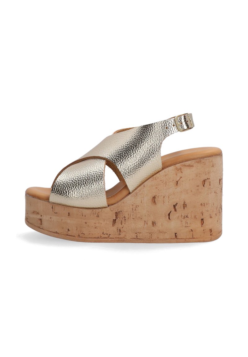Gouden metallic leren platform wedge sandaal met gekruiste banden en een kurk-textuurzool. Verstelbare gespsluiting bij de hiel.