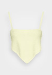 Top amarelo em crochê com alças finas, apresentando uma superfície texturizada e uma bainha pontiaguda única para uma silhueta moderna.