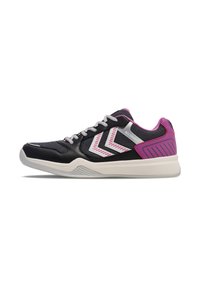 Zwarte en roze sportschoen met een gestructureerde mesh bovenkant, contrasterende witte accenten en een duurzame rubberen zool. Inclusief vetersluiting.