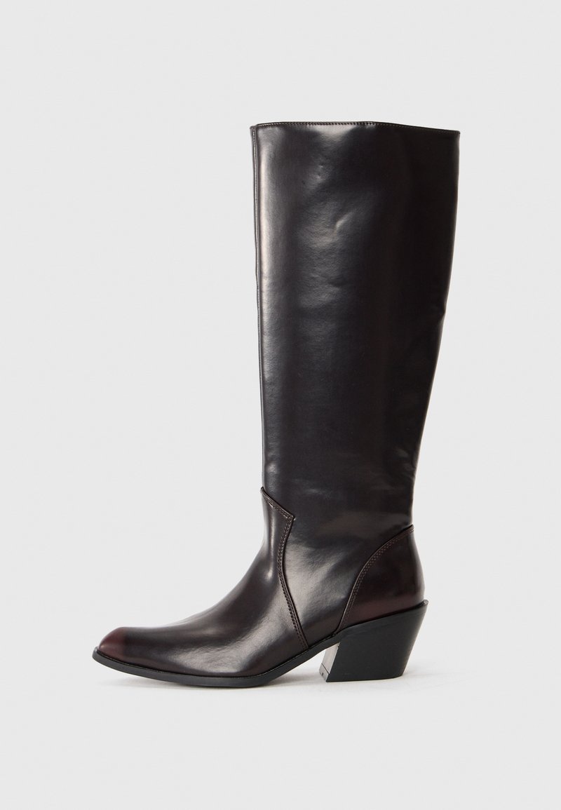 Bota de cuero marrón oscuro hasta la rodilla con punta afilada, tacón angular y textura suave y brillante. Presenta un diseño limpio y detalles de costura.