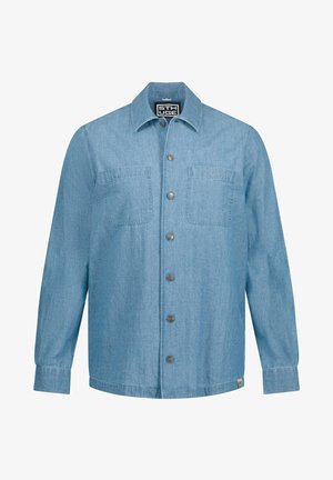 Camicia in denim azzurro chiaro con chiusura a bottoni, due tasche sul petto e maniche lunghe. Presenta un colletto classico e maniche con polsini.