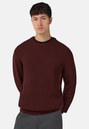 Burgunderfarbenes geripptes Strickpullover mit Rundhalsausschnitt und überschnittenen Schultern, ausgestattet mit einem strukturierten Muster und einer lockeren Passform an der Taille.