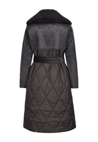 Langer, dunkelgrauer, gesteppten Mantel mit tailliertem Gürtel, ausgestattet mit einem flauschigen schwarzen Pelzkragen und Schulterakzenten. Glatte Textur, Rautenmuster.