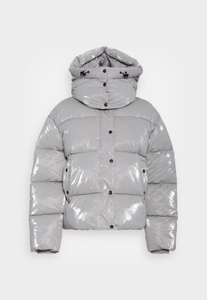 Veste matelassée gris clair brillante avec col montant, capuche ajustable avec cordons, boutons-pression à l'avant et poches latérales sur fond uni.