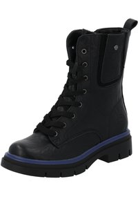 Botas negras con cordones, hechas de cuero con un acabado texturizado. Presentan una suela de goma gruesa con un acento azul y paneles de malla para mayor transpirabilidad.