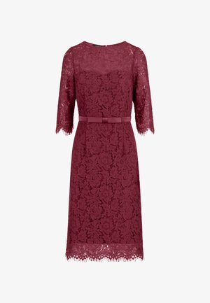 Burgunderfarbenes Spitzenkleid mit kurzen Ärmeln, tailliertem Oberteil und einem mit Gürtel versehenen Bund. Wellenförmiger Saum mit floralem Muster.