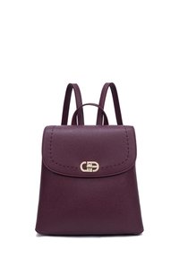 Zaino in faux leather bordeaux con pattina, chiusura in metallo dorato e spallacci regolabili; finitura testurizzata con dettagli in cucitura.