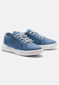 Scarpe in tela blu con suole in gomma bianca, punta rotonda e lacci bianchi a contrasto. Presentano il logo sul lato e accenti cuciti.