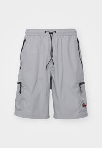 Pantalones cortos cargo de color gris claro con cintura elástica, cordón negro, cuatro bolsillos con cremallera y pequeño logotipo rojo y naranja en la pierna izquierda.