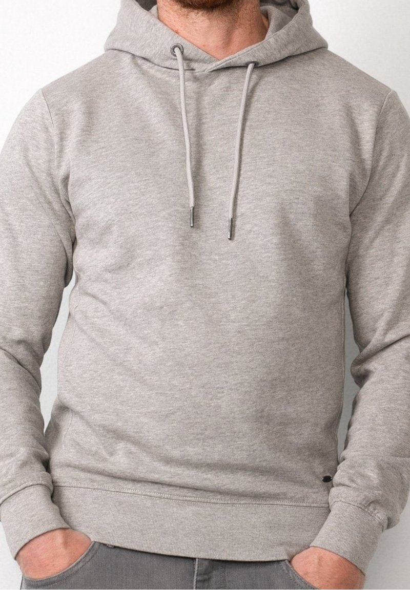 Sudadera con capucha gris de tejido suave y texturizado. Cuenta con un bolsillo frontal tipo canguro, cordones ajustables y puños y dobladillo de canalé. Diseño simple.